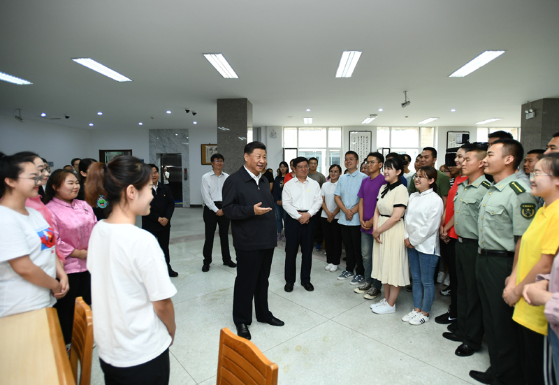 7月15日至16日,中共中央总书记、国家主席、中央军委主席习近平在内蒙古考察并指导开展“不忘初心、牢记使命”主题教育。这是16日上午,习近平在内蒙古大学图书馆同学生们亲切交谈,勉励他们志存高远、脚踏实地、发奋图强。
